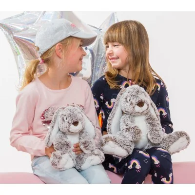 Jeunes filles jouant peluches lapin de différentes tailles signées Teddy Hermann Jeunes filles jouant peluches lapin de différentes tailles signées Teddy Hermann