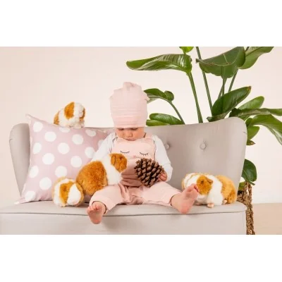 Enfant jouant avec Peluches cochon d'Inde doré et blanc - 20 cm signée Teddy Hermann Enfant jouant avec Peluches cochon d'Inde doré et blanc - 20 cm signée Teddy Hermann
