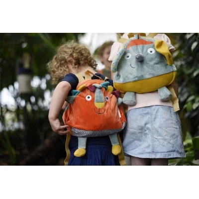 Enfant avec sac à dos Woogy le lion signé Ebulobo Enfant avec sac à dos Woogy le lion signé Ebulobo
