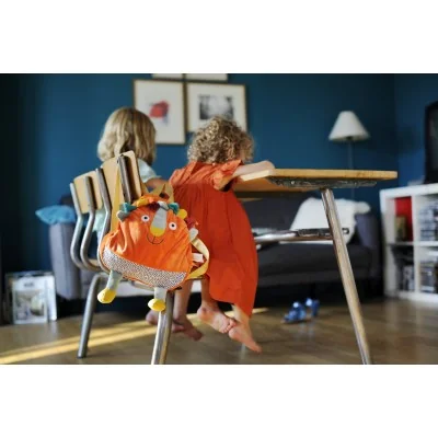 Enfant avec sac à dos Woogy le lion signé Ebulobo Enfant avec sac à dos Woogy le lion signé Ebulobo