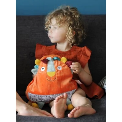 Enfant avec sac à dos Woogy le lion signé Ebulobo Enfant avec sac à dos Woogy le lion signé Ebulobo