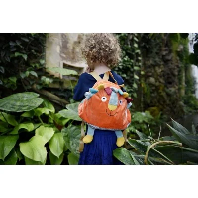 Enfant avec sac à dos Woogy le lion signé Ebulobo Enfant avec sac à dos Woogy le lion signé Ebulobo