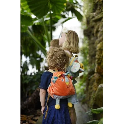 Enfant avec sac à dos Woogy le lion signé Ebulobo Enfant avec sac à dos Woogy le lion signé Ebulobo