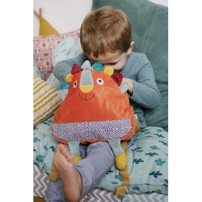 Enfant avec sac à dos Woogy le lion signé Ebulobo Enfant avec sac à dos Woogy le lion signé Ebulobo