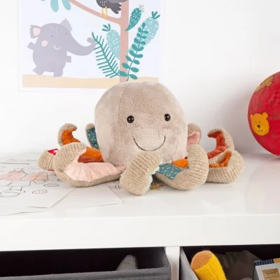 Doudou pieuvre Patchwork Sweety signé Sigikid posé sur une table