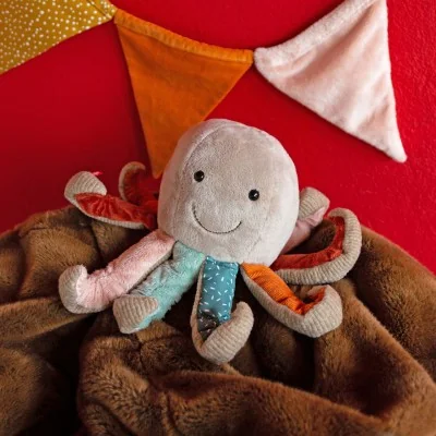 Doudou pieuvre Patchwork Sweety signé Sigikid, en décoration dans la chambre de bébé