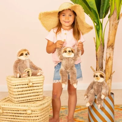 Jeune fille jouant avec peluches paresseux - 22 cm signées Teddy Hermann Jeune fille jouant avec peluches paresseux - 22 cm signées Teddy Hermann