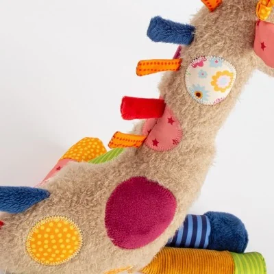 Doudou girafe Patchwork Sweety signé Sigikid, gros plan sur la crinière Doudou girafe Patchwork Sweety signé Sigikid, gros plan sur la crinière