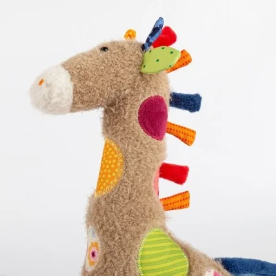 Doudou girafe Patchwork Sweety signé Sigikid, vue de profil Doudou girafe Patchwork Sweety signé Sigikid, vue de profil
