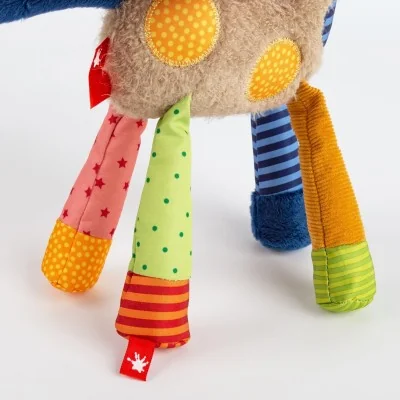 Doudou girafe Patchwork Sweety signé Sigikid, gros plan sur les pattes Doudou girafe Patchwork Sweety signé Sigikid, gros plan sur les pattes
