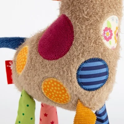 Doudou girafe Patchwork Sweety signé Sigikid, gros plan sur le ventre Doudou girafe Patchwork Sweety signé Sigikid, gros plan sur le ventre