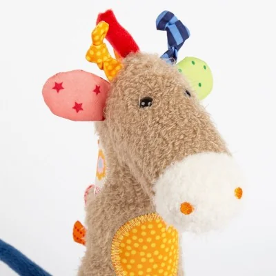 Doudou girafe Patchwork Sweety signé Sigikid, gros plan sur la tête Doudou girafe Patchwork Sweety signé Sigikid, gros plan sur la tête