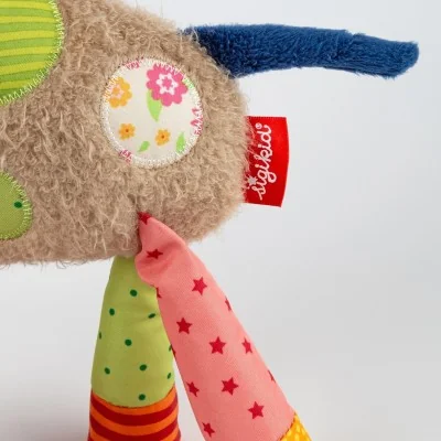 Doudou girafe Patchwork Sweety signé Sigikid, gros plan sur l'étiquette Doudou girafe Patchwork Sweety signé Sigikid, gros plan sur l'étiquette