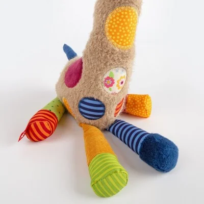 Doudou girafe Patchwork Sweety signé Sigikid, gros plan sur les pattes Doudou girafe Patchwork Sweety signé Sigikid, gros plan sur les pattes
