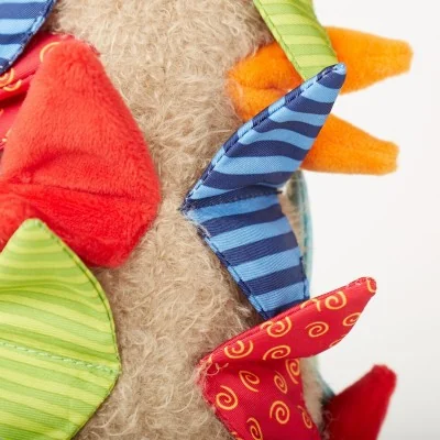 Doudou hérisson Patchwork Sweety signé Sigikid, gros plan sur les épines Doudou hérisson Patchwork Sweety signé Sigikid, gros plan sur les épines