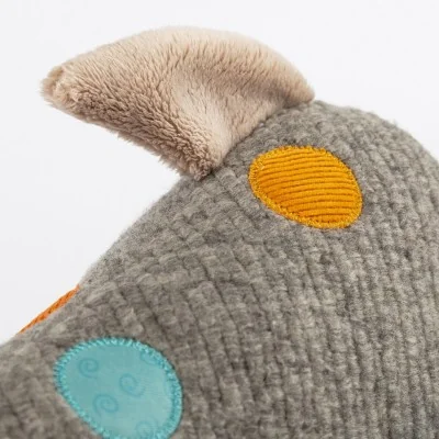 Doudou dauphin Patchwork Sweety signé Sigikid, gros plan sur une nageoire Doudou dauphin Patchwork Sweety signé Sigikid, gros plan sur une nageoire