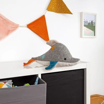 Doudou dauphin Patchwork Sweety signé Sigikid, en décoration sur un meuble Doudou dauphin Patchwork Sweety signé Sigikid, en décoration sur un meuble