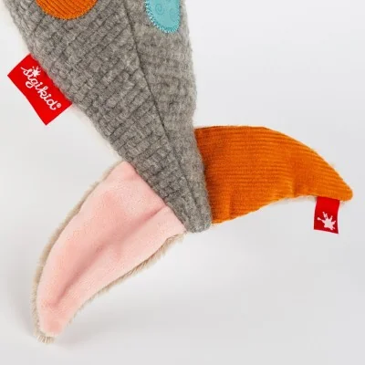 Doudou dauphin Patchwork Sweety signé Sigikid, gros plan sur la queue Doudou dauphin Patchwork Sweety signé Sigikid, gros plan sur la queue