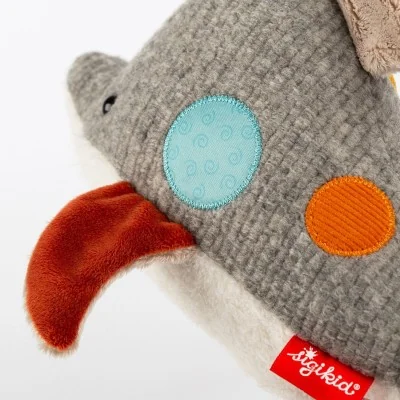 Doudou dauphin Patchwork Sweety signé Sigikid; gros plan sur le dos Doudou dauphin Patchwork Sweety signé Sigikid; gros plan sur le dos