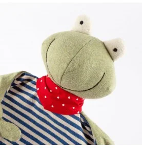 Doudou plat grenouille signé Sigikid, gros plan sur la tête Doudou plat grenouille signé Sigikid, gros plan sur la tête