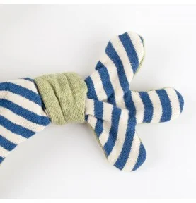 Doudou plat grenouille signé Sigikid, gros plan sur un noeud Doudou plat grenouille signé Sigikid, gros plan sur un noeud