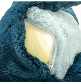 Peluche veilleuse "Light at Night" stegosaurus Spott signée Steiff, gros plan sur la fermeture éclair pour retirer la veilleuse Peluche veilleuse "Light at Night" stegosaurus Spott signée Steiff, gros plan sur la fermeture éclair pour retirer la veilleuse