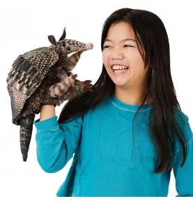 Jeune fille jouant avec Peluche marionnette Tatou signée Folkmanis Jeune fille jouant avec Peluche marionnette Tatou signée Folkmanis