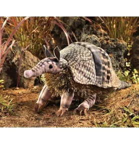 Peluche marionnette Tatou signée Folkmanis, dans un décor sauvage Peluche marionnette Tatou signée Folkmanis, dans un décor sauvage