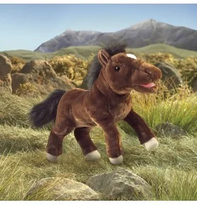 Marionnette à main cheval signée Folkmanis dans décor de prairie Marionnette à main cheval signée Folkmanis dans décor de prairie
