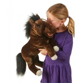 Jeune fille jouant avec Marionnette à main cheval signée Folkmanis Jeune fille jouant avec Marionnette à main cheval signée Folkmanis