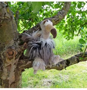 Peluche vautour "Heia Geyer" signée Sigikid, assise dans un arbre Peluche vautour "Heia Geyer" signée Sigikid, assise dans un arbre