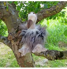 Peluche vautour "Heia Geyer" signée Sigikid, assise dans un arbre Peluche vautour "Heia Geyer" signée Sigikid, assise dans un arbre