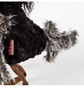 Peluche corbeau "July Jewels" signée Sigikid, gros plan sur la queue