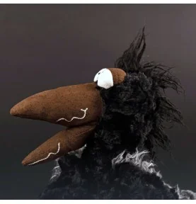 Peluche corbeau "July Jewels" signée Sigikid, vue de profil