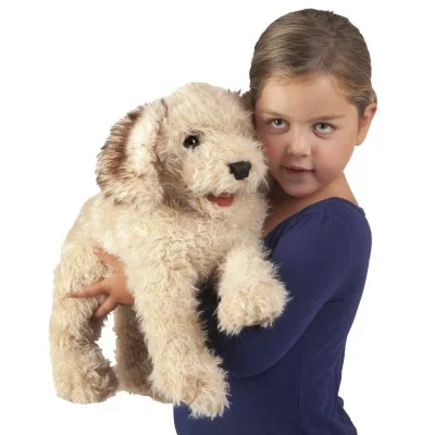 Jeune fille avec Marionnette à main Labradoodle dans les bras Jeune fille avec Marionnette à main Labradoodle dans les bras