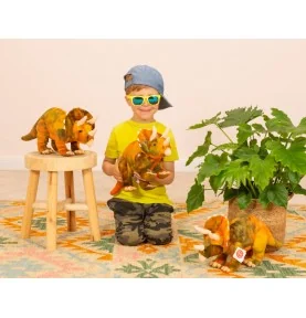 Jeune homme jouant avec Peluche dinosaure tricératops - 42 cm signée Teddy Hermann Jeune homme jouant avec Peluche dinosaure tricératops - 42 cm signée Teddy Hermann