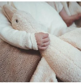 Bébé avec peluche bruit blanc Liva l’oie beige rechargeable signée Flow Amsterdam