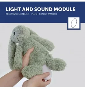 La peluche veilleuse bruit blanc RO le lapin vert signée Zazu Kids possède un module sonore et lumineux La peluche veilleuse bruit blanc RO le lapin vert signée Zazu Kids possède un module sonore et lumineux