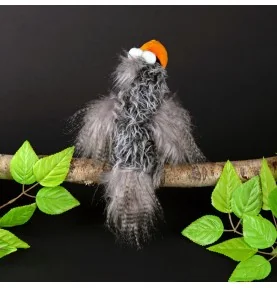 Peluche oiseau "Slow Flyer" signée Sigikid, sur une branche
