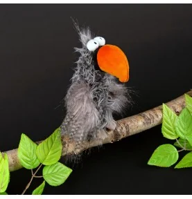 Peluche oiseau "Slow Flyer" signée Sigikid, sur une branche