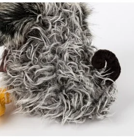 peluche canard "Gacko Gack" signée Sigikid, gros plan sur la queue