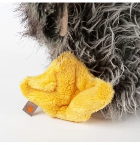 peluche canard "Gacko Gack" signée Sigikid, gros plan sur une patte