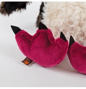 Peluche pingouin "Rock Hopper" signée Sigikid, gros plan sur une patte