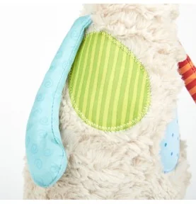 Doudou chat Patchwork Sweety signé Sigikid, gros plan sur un bras