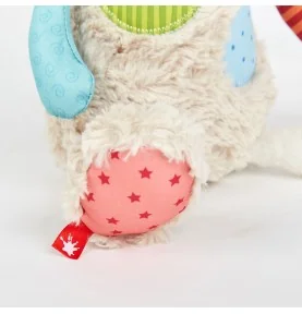 Doudou chat Patchwork Sweety signé Sigikid, gros plan sur une patte