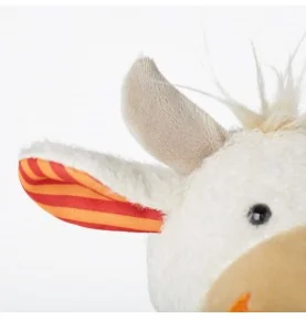 Doudou vache Patchwork Sweety signée Sigikid, gros plan sur une oreille