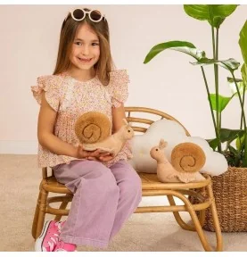 Jeune fille jouant avec Peluche escargot Lotta - 20 cm signée Teddy Hermann Jeune fille jouant avec Peluche escargot Lotta - 20 cm signée Teddy Hermann