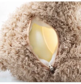 Peluche veilleuse "Light at Night" Caspar, l'ours signée Steiff, gros plan sur la poche ventrale Peluche veilleuse "Light at Night" Caspar, l'ours signée Steiff, gros plan sur la poche ventrale