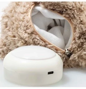 Peluche veilleuse "Light at Night" Caspar, l'ours signée Steiff, gros plan sur le module lumineaux Peluche veilleuse "Light at Night" Caspar, l'ours signée Steiff, gros plan sur le module lumineaux