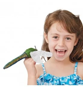 Jeune fille jouant avec marionnette Mini Libellule signée Folkmanis Jeune fille jouant avec marionnette Mini Libellule signée Folkmanis